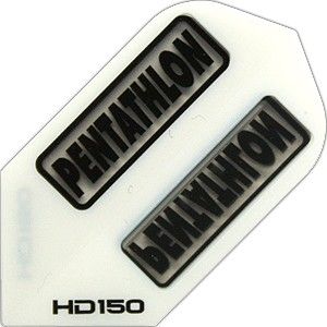 Das Bild zeigt eine HD 150 Pentathlon Flights HD8 Dartflügel. Auf dem weißen Flight steht zweimal das Wort "PENTATHLON" in schwarzer Schrift.